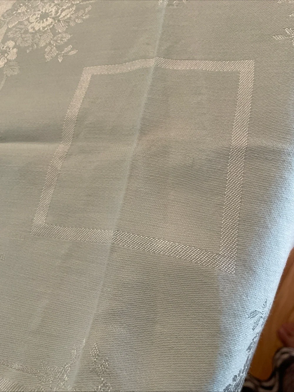 Bardwil Imported Damask “Grandeur” 64” X 84” Tablecloth & 8 Matching napkins
